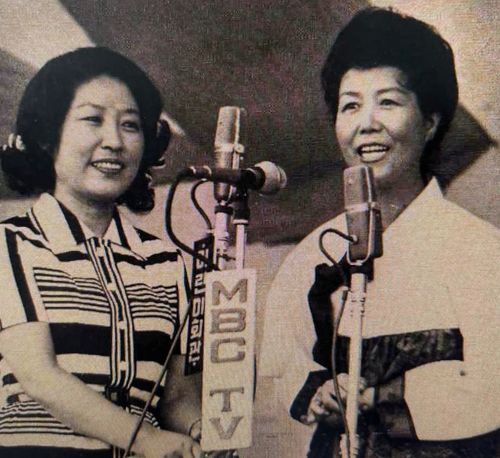 1972년 5월5일 남산야외음악당 어린이날 행사에서 육영수 여사와 방송하는 강영숙[문화방송 30년사 캡처]