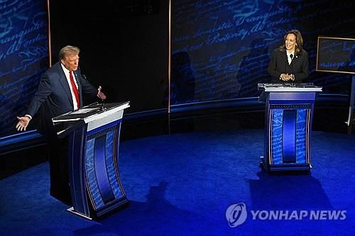 대선 후보 토론하는 트럼프와 해리스 [필라델피아 AFP=연합뉴스]