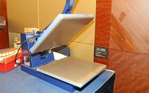 한화 이글스 구단이 준비한 '유니폼 마킹' 도구(서울=연합뉴스) 11일 오후 서울 송파구 롯데호텔 월드 크리스탈볼룸에서 열린 2025 KBO 신인 드래프트 현장. 한화 이글스 관계자가 준비한 유니폼 마킹 기계가 보인다. [한화 이글스 제공. 재판매 및 DB금지]