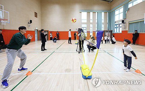 배구선수와 함께하는 늘봄학교 배구 수업지난 3월 25일 오후 경기도 용인시 기흥구 마성초등학교에서 IBK기업은행 김희진 선수가 늘봄학교 일일 강사를 하고 있다. [연합뉴스 자료사진. 재판매 및 DB 금지]