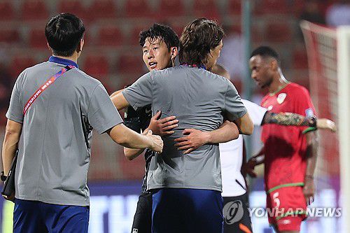 손흥민 안아주는 홍명보 감독(무스카트[오만]=연합뉴스) 서대연 기자 = 10일 오후(현지시간) 무스카트 술탄 카부스 경기장에서 열린 북중미 월드컵 3차 예선 대한민국과 오만의 경기. 3-1로 승리를 거둔 대표팀 홍명보 감독이 손흥민을 안아주고 있다. 2024.9.11 dwise@yna.co.kr