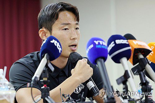 기자회견 하는 손준호(수원=연합뉴스) 권준우 기자 = 축구 국가대표 출신 손준호(수원FC)가 11일 오후 경기도 수원시 장안구 수원시체육회관에서 중국축구협회 영구 제명 징계 관련 기자회견을 하고 있다.      중국 프로축구 승부 조작 의혹 속에 중국 공안에 10개월 동안 구금됐다 지난 3월 풀려난 손준호는 중국축구협회 영구 제명 징계를 받았다. 2024.9.11 stop@yna.co.kr