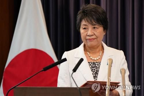 가미카와 일본 외무상    (도쿄 AFP=연합뉴스) 가미카와 요코 외무상이 8월 27일 외무성에서 정례 언론 브리핑에 참석하고 있다.