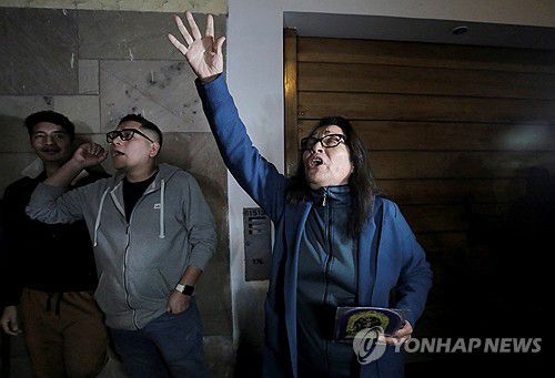 후지모리 전 대통령 사망 소식에 사저 찾은 지지자(리마 로이터=연합뉴스) 11일(현지시간) 페루 리마에서 알베르토 후지모리 전 대통령 지지자가 후지모리 전 대통령 사저 앞에 도착해 있다. 2024.9.12