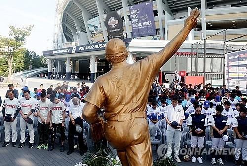 무쇠팔 최동원을 기리며(부산=연합뉴스) 강덕철 기자 = 12일 오후 부산 사직야구장 최동원 동상 앞에서 열린 고(故) 최동원(1958-2011)을 기리는 12주기 추모행사에서 참석자들이 묵념하고 있다. 2023.9.12      kangdcc@yna.co.kr