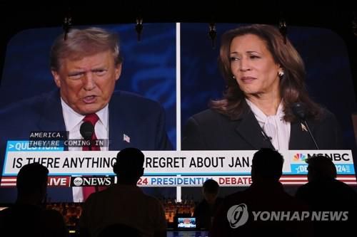 대선후보 TV 토론 지켜보는 미 시민들[AP=연합뉴스 자료사진. 재판매 및 DB금지]