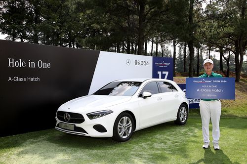 홀인원 상품인 벤츠 승용차 앞에서 포즈를 취한 염돈웅.[KPGA 제공. 재판매 및 DB 금지]