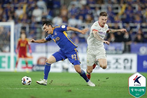 울산 원두재, 강원 코바체비치의 경합[한국프로축구연맹 제공. 재판매 및 DB 금지]