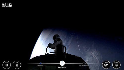 스페이스X "민간인 사상 최초 우주유영 시작"(서울=연합뉴스) 미국 우주기업 스페이스X는 미국 동부 시간으로 12일 오전 6시 12분(한국시간 오후 7시12분) 민간인 사상 최초의 우주유영이 시작됐다고 밝혔다.      스페이스X는 이날 유튜브 라이브 방송을 통해 억만장자이자 항공기 조종사인 재러드 아이작먼 등 우주인들의 우주유영 절차를 중계했다.      사진은 우주유영 중인 재러드 아이작먼. 2024.9.12 [스페이스X 중계 화면 캡쳐. 재판매 및 DB 금지] photo@yna.co.kr