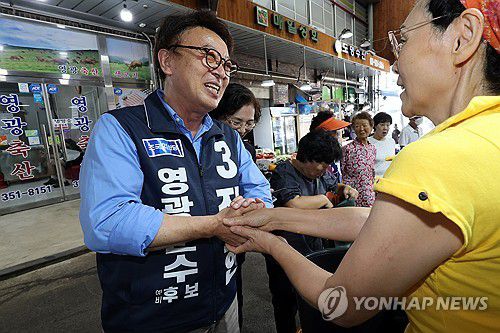 영광 시장 찾아 인사하는 혁신당 장현 후보(영광=연합뉴스) 김혜인 기자 = 13일 오전 전남 영광군 영광읍 한 전통시장에서 10·16 영광군수 재선거에 출마하는 조국혁신당 장현 후보가 상인들과 인사하고 있다. 2024.9.13 in@yna.co.kr