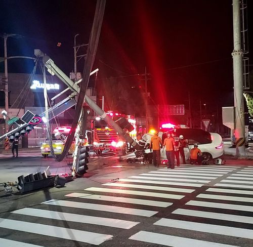 사고로 쓰러진 신호등[전북자치도소방본부 제공. 재판매 및 DB 금지]