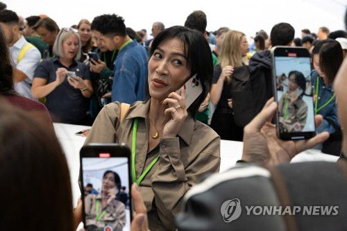 아이폰 16 신제품 사용해보는 여성(쿠퍼티노 로이터=연합뉴스) 9일(현지시간) 미국 캘리포니아주 쿠퍼티노 애플 본사 스티브 잡스 극장에서 열린 아이폰 신제품 출시 행사에 참석한 여성이 아이폰 16 프로를 사용해보고 있다. 애플은 이날 인공지능(AI) 기능을 탑재한 아이폰 16 시리즈를 선보였다. 2024.09.10 passion@yna.co.kr
