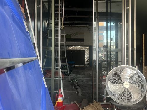 내부 공사 중인 대한극장(서울=연합뉴스) 최윤선 기자 = 추석 연휴 첫날인 지난 14일 서울 충무로 대한극장이 영업을 종료하고 내부 공사를 진행 중이다.2024.9.17 ysc@yna.co.kr