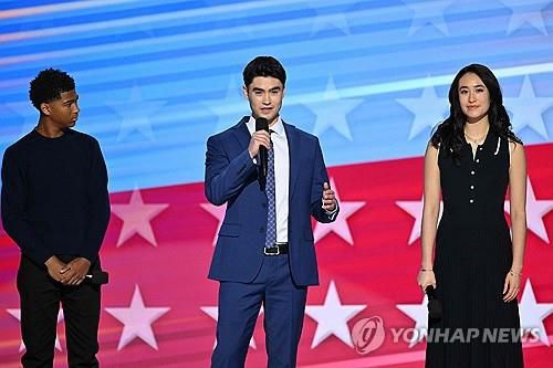 카멀라 해리스 미국 부통령의 한국계 미국인 조카들 사진 가운데가 재스퍼 엠호프, 오른쪽이 아덴 엠호프. [AFP=연합뉴스 자료사진. 재판매 및 DB 금지]