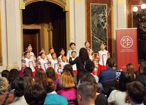 백악관서 노래하는 합창단(워싱턴=연합뉴스) 강병철 특파원 = 미국 백악관 행정동 아이젠하워빌딩에서 17일(현지시간) 처음으로 열린 추석 축하 행사에서 뉴욕한인청소년합창단이 축하 노래를 하고 있다. 2024.09.17. soleco@yna.co.kr (끝)