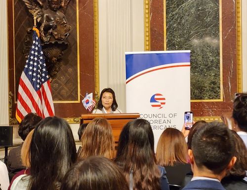 실비아 루크 하와이주 부지사(워싱턴=연합뉴스) 강병철 특파원 = 미국 백악관 행정동 아이젠하워빌딩에서 17일(현지시간) 처음으로 열린 추석 축하 행사에서 실비아 루크 하와이주 부지사가 축사를 하고 있다. 2024.09.17. soleco@yna.co.kr (끝)