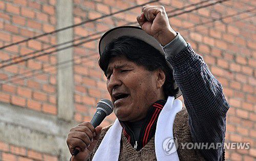 행진에 앞서 연설하는 모랄레스[카라코요 AFP=연합뉴스. 재판매 및 DB 금지]