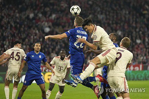 공중볼 경합하는 김민재[AP=연합뉴스]