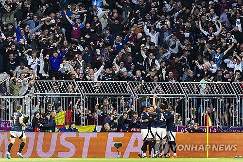 환호하는 애스턴 빌라[EPA=연합뉴스]