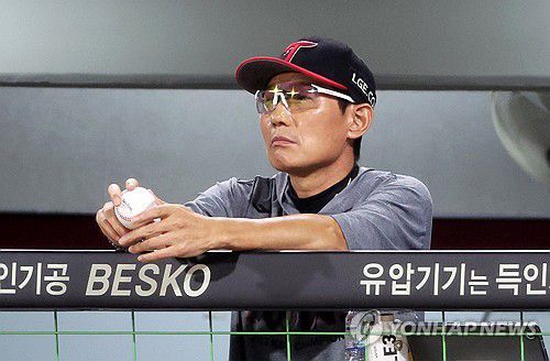 경기 지켜보는 염경엽 감독(광주=연합뉴스) 조남수 기자 = 3일 광주기아챔피언스필드에서 열린 프로야구 LG 트윈스와 KIA 타이거즈의 경기. LG 염경엽 감독이 3회말 수비를 지켜보고 있다. 2024.9.3 iso64@yna.co.kr