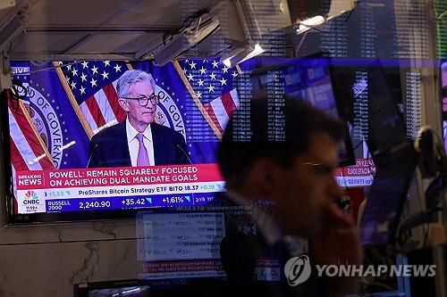 파월 의장 회견을 듣고 있는 뉴욕증권거래소 트레이더[뉴욕=로이터 연합뉴스. 재판매 및 DB 금지] photo@yna.co.kr