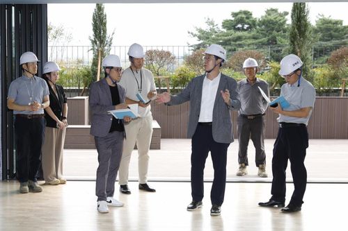 공사 현장 점검 중인 정명근 화성시장[화성시 제공. 재판매 및 DB 금지]