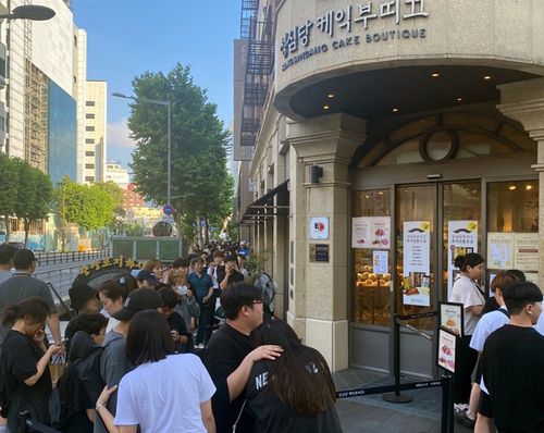 추석 연휴 둘째 날인 지난 14일 성심당 케익부띠끄에 몰린 고객[독자 제공. 재판매 및 DB 금지]