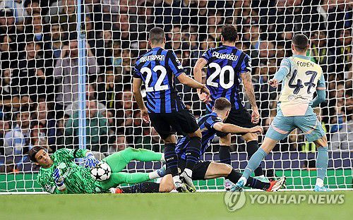 필 포든의 슛 막는 얀 좀머 골키퍼[EPA=연합뉴스]