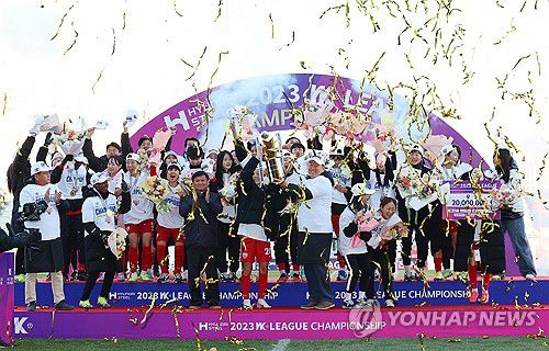현대제철, 통합 11연패 우승(인천=연합뉴스) 임순석 기자 = 25일 오후 인천 남동경기장에서 열린 여자축구 2023 WK리그 챔피언결정전 2차전 인천 현대제철과 수원FC 경기, 6-2로 승리해 11년 연속 리그 우승을 거둔 인천 현대제철 선수들이 트로피를 들고 환호하고 있다. 2023.11.25 soonseok02@yna.co.kr