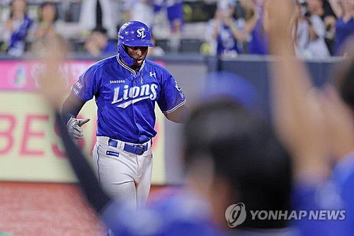 3점 홈런 친 디아즈(서울=연합뉴스) 삼성 라이온즈 르윈 디아즈가 18일 수원케이티위즈파크에서 열린 2024 프로야구 kt wiz와 방문 경기 9회초에 결승 3점 홈런을 친 뒤 더그아웃으로 들어가고 있다. 2024.9.18 [삼성 라이온즈 제공. 재배포 및 DB 금지] photo@yna.co.kr