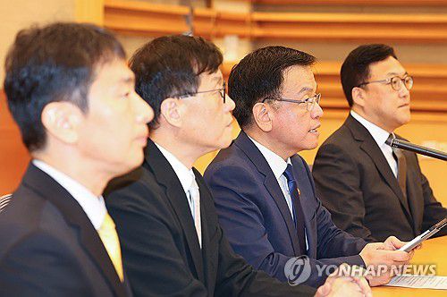 거시경제금융회의 주재하는 최상목 부총리(서울=연합뉴스) 김도훈 기자 = 최상목 경제부총리 겸 기획재정부 장관이 19일 오전 서울 서초구 서울지방조달청 별관에서 열린 미국 FOMC 주요 결과 및 국제금융시장 동향 관련 거시경제금융회의에서 발언하고 있다.      왼쪽부터 이복현 금융감독원장, 이창용 한국은행 총재, 최 부총리, 김병환 금융위원장. 2024.9.19 superdoo82@yna.co.kr