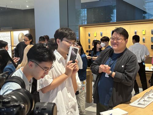 아이폰 16 시리즈 첫 구매자(서울=연합뉴스) 조현영 기자 = 20일 서울 중구 애플 명동 매장에서 아이폰 16 시리즈를 처음으로 구매한 김민재(28)씨가 구매한 제품을 들어보이고 있다. 2024.9.20 hyun0@yna.co.kr