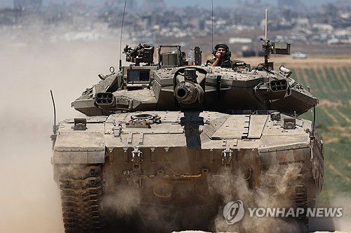 팔레스타인 가자지구의 이스라엘군 탱크. 이스라엘군은 최근 가자지구에서 레바논 접경지로 병력 상당수를 재배치하고 있다.[EPA 연합뉴스 자료사진. 재판매 및 DB 금지]