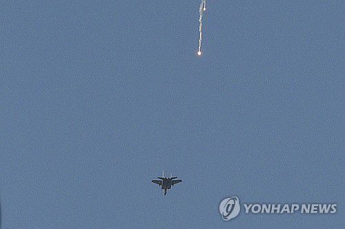 베이루트 상공의 이스라엘군 전투기(EPA 연합뉴스) 19일(현지시간) 레바논 수도 베이루트 상공에 뜬 이스라엘군 전투기가 플레어를 쏘고 있다. 2024.9.20 dk@yna.co.kr