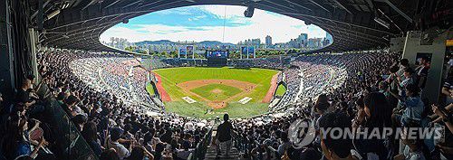 프로야구 천만 관중 돌파(서울=연합뉴스) 서대연 기자 = 16일 오후 서울 잠실야구장에서 열린 프로야구 KBO리그 키움 히어로즈와 두산 베어스의 경기에서 관중들이 응원전을 펼치고 있다.     KBO리그는 전날 누적 1천2만758명으로 사상 첫 1천만 관중을 돌파했다. 2024.9.16 dwise@yna.co.kr