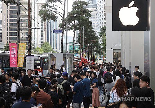 아이폰16 국내 출시에 쏠린 관심(서울=연합뉴스) 류효림 기자 = 애플의 첫 인공지능(AI) 스마트폰 '아이폰16 시리즈'가 국내에 출시된 20일 오전 서울 중구 명동 애플스토어에서 시민들이 구매를 위해 길게 줄지어 서 있다. 2024.9.20 ryousanta@yna.co.kr