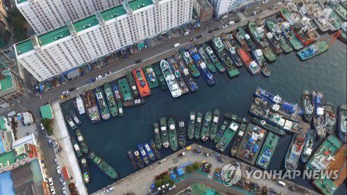 수리조선소 몰린 부산 대평동 깡깡이마을(부산=연합뉴스) 근대 조선업 발상지이자 수리조선 산업의 출발지인 부산 영도구 대평동 깡깡이 마을 전경. 2017.10.17 [깡깡이예술마을사업단 제공=연합뉴스] wink@yna.co.kr