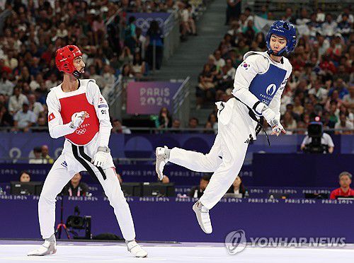 박태준, '랭킹 1위'와 맞대결(파리=연합뉴스) 신준희 기자 = 7일(현지시간) 프랑스 파리 그랑팔레 태권도경기장에서 열린 2024 파리올림픽 태권도 남자 58kg급 준결승전에서 한국 박태준이 튀니지의 모하메드 칼릴 젠두비와 경기를 펼치고 있다. 2024.8.7 hama@yna.co.kr