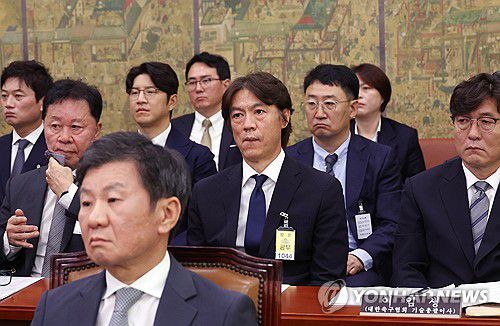 국회로 불려온 축구인들(서울=연합뉴스) 신준희 기자 = 정몽규 대한축구협회장(앞)과 이임생 협회 기술총괄이사(오른쪽부터)와 축구 국가대표팀 홍명보 감독, 정해성 전 협회 전력강화위원장이 24일 국회에서 열린 문화체육관광위원회 전체회의에나란히 앉아 있다. 2024.9.24 hama@yna.co.kr