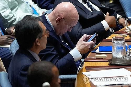 안보리 회의장서 휴대전화 보는 러시아 대사[뉴욕 AFP=연합뉴스. 재판매 및 DB 금지] photo@yna.co.kr