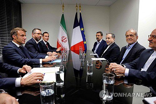 유엔본부에서 회동한 프랑스·이란 대통령(뉴욕 AFP=연합뉴스) 에마뉘엘 마크롱 프랑스 대통령(좌측)과 마수드 페제시키안 이란 대통령(우측)이 24일(현지시간) 뉴욕 유엔본부에서 회동했다. 2024.9.24 photo@yna.co.kr)