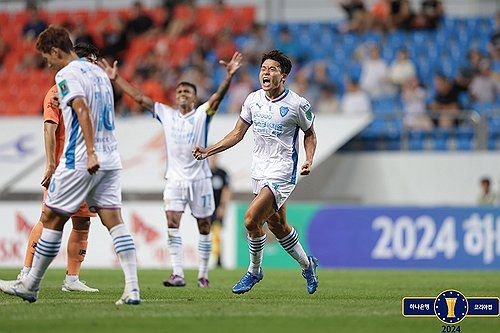 동점골 넣은 포항 정재희(서울=연합뉴스) 21일 오후 제주월드컵경기장에서 열린 2024 하나은행 코리아컵 제주유나이티드 대 포항스틸러스 경기에서 포항 정재희가 동점골을 넣은 후 기뻐하고 있다. 2024.8.21 [대한축구협회 제공. 재판매 및 DB 금지] photo@yna.co.kr