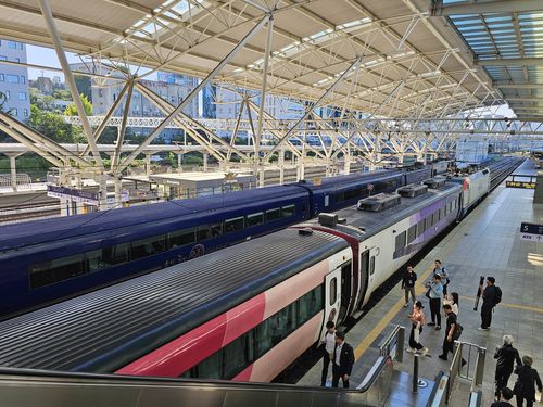 서울역 플랫폼에 들어온 국악와인열차(앞쪽)[촬영 임성호]