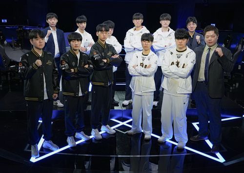 롤드컵 제패를 향한 각오    (서울=연합뉴스) 김주환 기자 = 26일 서울 종로구 LoL 파크에서 열린 2024 롤드컵 기자 간담회 행사에서 한화생명e스포츠·젠지 e스포츠·디플러스 기아(DK)·T1(시드 순) 4개 팀 감독과 선수가 포즈를 취하고 있다. 2024.9.26 jujuk@yna.co.kr