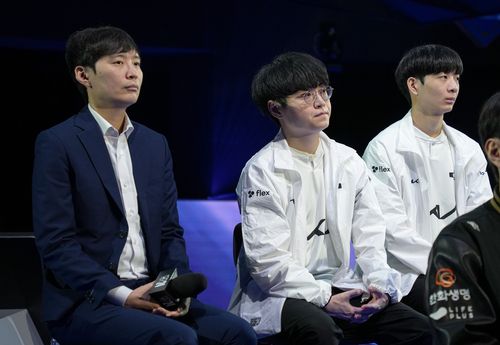 질문 듣는 디플러스 기아    (서울=연합뉴스) 김주환 기자 = 디플러스 기아가 26일 서울 종로구 LoL 파크에서 열린 2024 롤드컵 기자 간담회 행사에서 질문을 듣고 있다. 왼쪽부터 이재민 감독, '쇼메이커' 허수, '루시드' 최용혁. 2024.9.26 jujuk@yna.co.kr