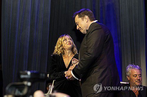 지난 23일(현지시간) 조르자 멜로니 이탈리아 총리(왼쪽)에게 세계시민상 전달하는 일론 머스크 테슬라 최고경영자[AP=연합뉴스. 재판매 및 DB 금지]