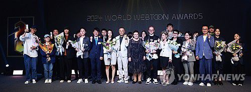 웹툰계 칸 영화제를 표방한 제1회 월드 웹툰 어워즈(서울=연합뉴스) 진연수 기자 = 26일 오후 서울 성동구 에스팩토리에서 열린 제1회 월드 웹툰 어워즈에서 수상자 및 내빈들이 기념촬영을 하고 있다. 2024.9.26 jin90@yna.co.kr