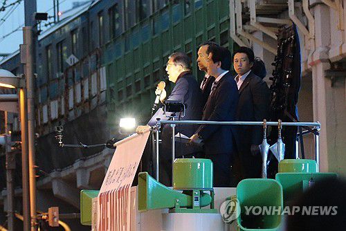 자민당 총재선거 연설회서 발언하는 이시바 전 간사장(도쿄=연합뉴스) 박상현 특파원 = 19일 오후 일본 도쿄 아키하바라역 근처에서 열린 집권 자민당 총재 선거 연설회에서 이시바 전 간사장이 발언하고 있다. 2024.9.19 psh59@yna.co.kr