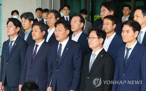 대검 항의방문한 민주당(서울=연합뉴스) 한종찬 기자 = 더불어민주당 전정권탄압대책위원회 소속 김영진 의원이 27일 오전 서울 서초구 대검찰청 앞에서 입장을 밝히고 있다. 이날 이들은 최근 문재인 전 대통령 일가 수사 과정에서 벌어지는 검찰의 수사행태에 대한 조치를 요구했다. 2024.9.27 saba@yna.co.kr