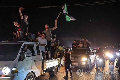 나스랄라의 죽음에 기뻐하는 시리아인들(이들리브 AFP=연합뉴스) 28일(현지시간) 새벽 시리아 북서부 도시 이들리브에서 헤즈볼라 수장 하산 나스랄라의 사망에 기뻐하는 시민들이 거리로 나와 기념하고 있다. 2024.09.29